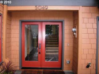 5049 View Point Ter, Portland, OR 97239-3906