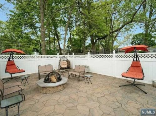 211 Oak Ave, River Edge, NJ 07661-1029