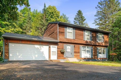 1802 Valhalla Dr, Duluth, MN 55811-2256