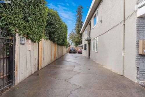 9227 C St, Oakland, CA 94603-1331