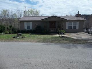 402 Missouri Pl, Huntsville, AR 72740-9095