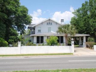 82 Central Ave, Umatilla, FL 32784-9537