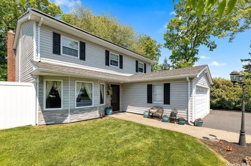 62 Morris Ave, Lake Grove, NY 11755-2747