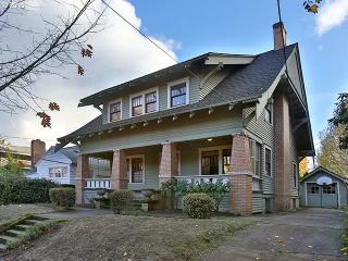 3828 Flanders St, Portland, OR 97232-3320