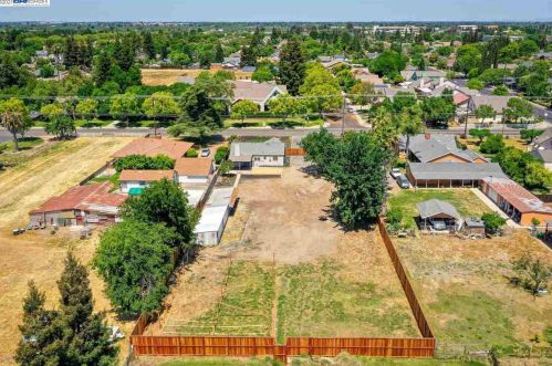 2300 Woodland Ave, Modesto CA  95358-9501 exterior