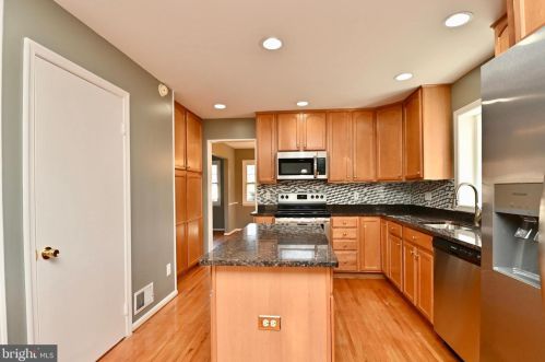 6153 Roxbury Ave, Springfield VA  22152-1625 exterior