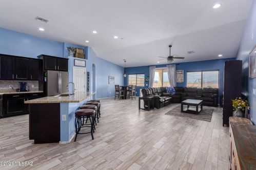 7830 Freedom Eagle Dr, Tucson, AZ 85757-1627