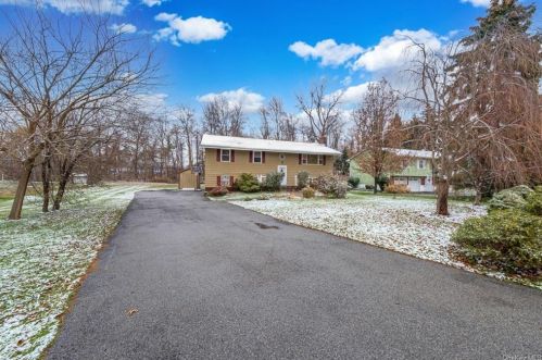 3 Sharon Dr, Fishkill, NY 12524-1317
