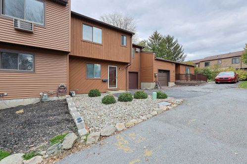 10 Hilltop Cir, Fishkill, NY 12524-2619