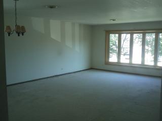 1004 Ardyce Ln, Mount Prospect, IL 60056-2633