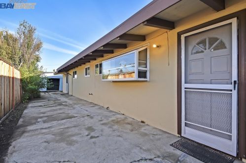 2072 Everglade St, Hayward CA  94545-4737 exterior