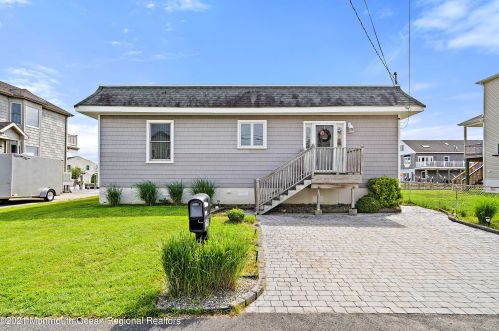 250 Evergreen Dr, Berkeley Township, NJ 08721-3114