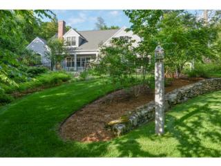 16 Manchester Rd, Amherst, NH 03031-2542