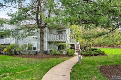 67 Eagles Notch Dr, Englewood, NJ 07631-5061