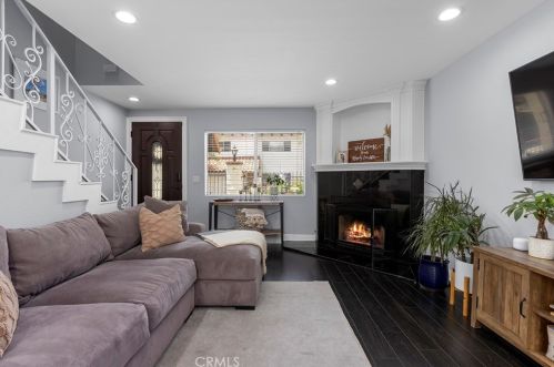 5275 Colodny Dr, Calabasas, CA 91301-2644