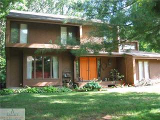 1221 Buckingham Rd, Haslett, MI 48840-8711