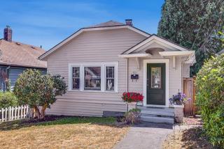 921 75th St, Seattle, WA 98103-4743