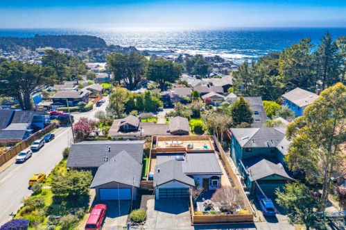 678 Buena Vista St, Moss Beach, CA 94038-9716