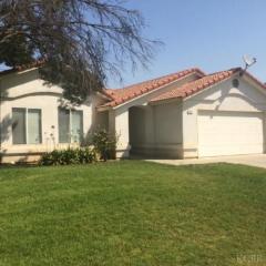 932 Cedarwood St, Hanford, CA 93230-2301