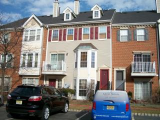 22 Dogwood St, Jersey City, NJ 07305-4841