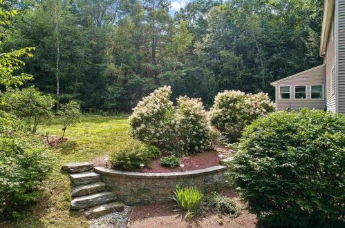 160 Buttonwood Dr, Auburn NH  03032-3433 exterior