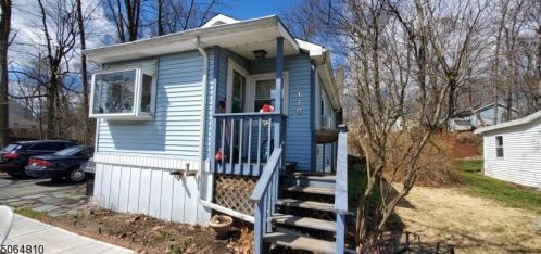 170 Monroe Trl, Hopatcong, NJ 07843-1578