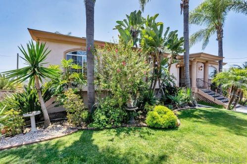 730 Las Palmas Dr, Vista, CA 92081-6606