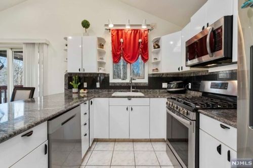 17 Pawnee Ave, Oakland NJ  07436-3007 exterior