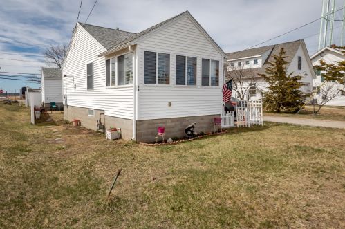 55 Highland Ave, Hampton Beach, NH 03842-2931