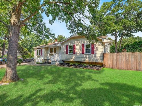 35 Crescent Bow, Panamoka, NY 11961-2956