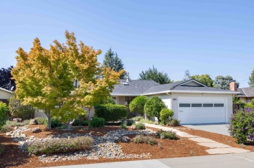1810 Walnut Dr, Mountain View, CA 94040-4004