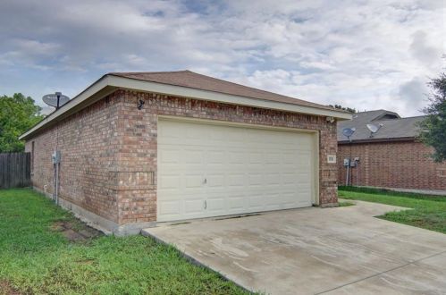 3221 Royal Crest Dr, Fort Worth, TX 76140-8652