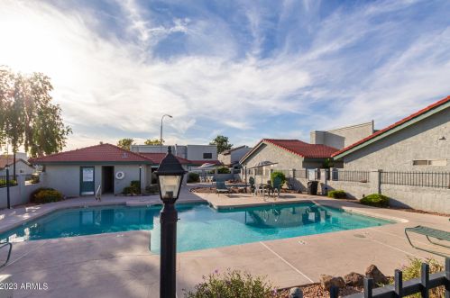 8621 67th Ln, Peoria, AZ 85345-8422