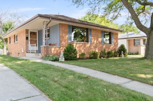 2630 94th St, Milwaukee, WI 53227-2324