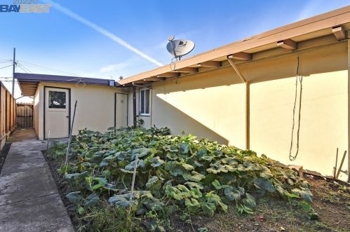2072 Everglade St, Hayward CA  94545-4737 exterior