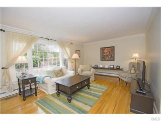 1433 Round Hill Rd, Fairfield, CT 06824-7330