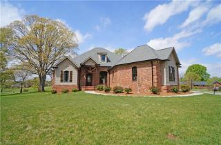 7506 Scenic Point Dr, Tobaccoville NC  27050-9817 exterior