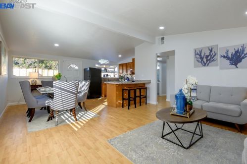 2072 Everglade St, Hayward CA  94545-4737 exterior