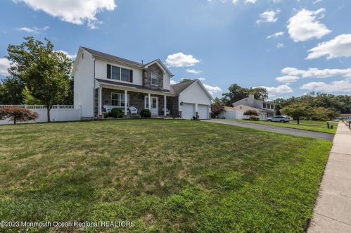 52 Pelican Dr, Berkeley Township, NJ 08721-1626