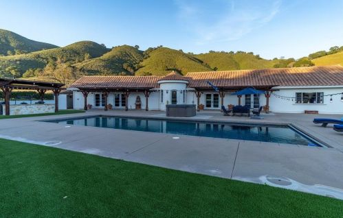 2985 Day Rd, Gilroy CA  95020-8828 exterior