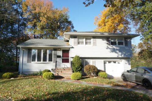 22 Glenwood Ter, Clark, NJ 07066-1911