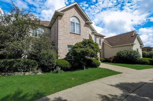 6919 Fieldstone Dr, Willowbrook, IL 60527-5295