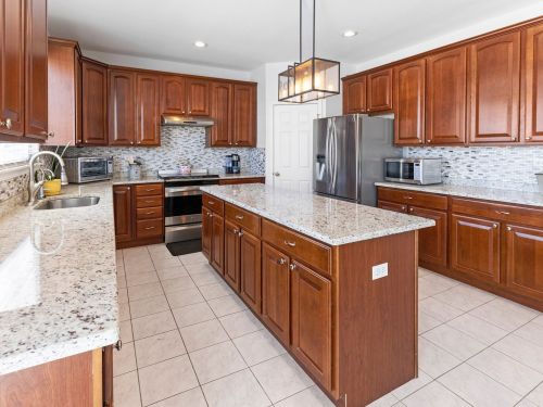 2560 Mc Duffee Cir, North Aurora, IL 60542-2026