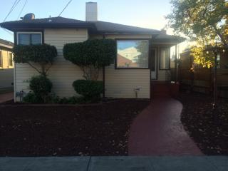 7533 Deerwood Ave, Oakland, CA 94605-2732