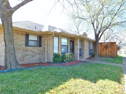 2132 Cordoba Dr, Carrollton TX  75006-1880 exterior