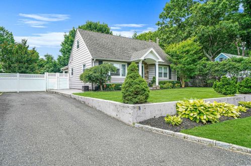 12 Wabil Rd, Miller Place, NY 11764-2817