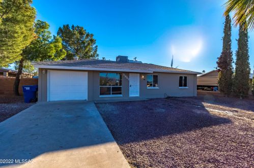 5852 30th St, Tucson, AZ 85711-6704