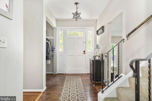 7422 Beverly Manor Dr, Annandale, VA 22003-2565