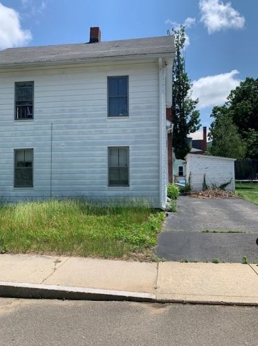 32 Monroe St, Ware, MA 01082-1644